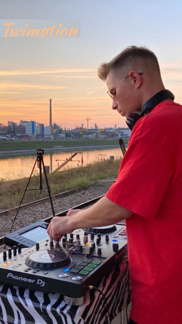 TWIMØTION LIVE @ MANNHEIM 2020 FROM THE INDUSTRIAL HARBOR
♫ People turn up the bass is out now https://open.spotify.com/artist/5NfDXrz9bHyDJ0dso6wdpA 
Did a special 44min liveset from the beautiful Harbor here in Mannheim
Subscribe to our channel and give us a follow so you never miss our content!
#mannheim #basshouse #techhouse #musically #electronicmusic #germany #techno @daniel_twimotion @jonas.krams @hafen49